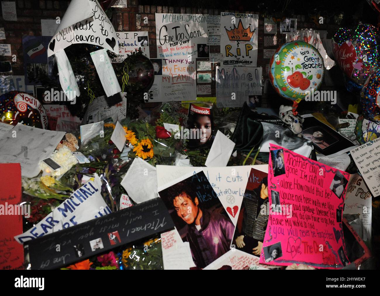 Poster di tributo, fiori e altri articoli per Michael Jackson sono lasciati dai fan al memoriale improvvisato presso la residenza della famiglia Jackson ad Encino, CA, USA. Foto Stock