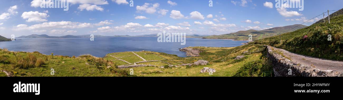 Vista dalla penisola di Iveragh sulla costa atlantica della contea di Kerry, Irlanda Foto Stock