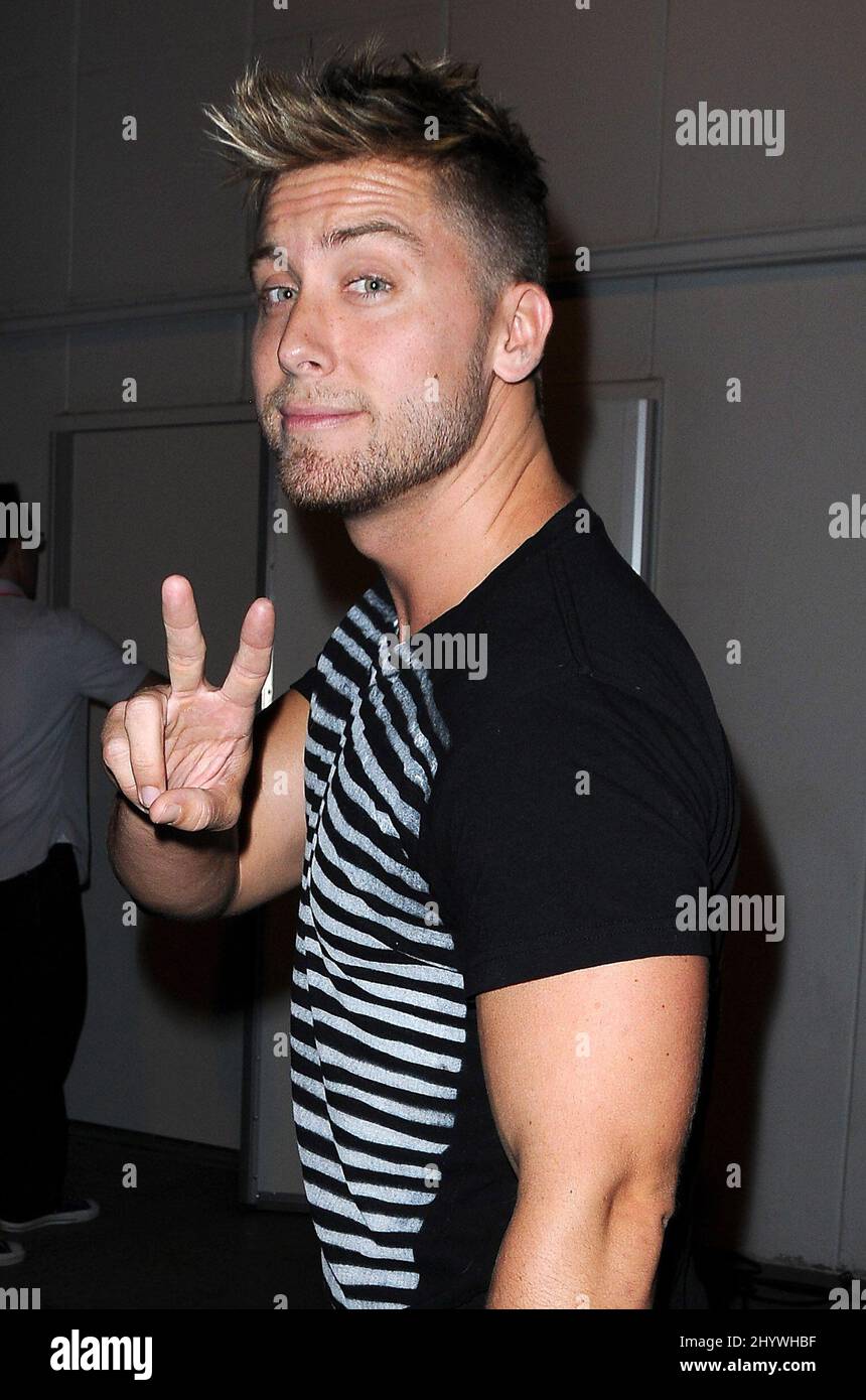 Lance Bass con arrivo al tour in autobus "Robot Chicken" Skate Party. Tenuto a Skateland a Northbridge, California Foto Stock