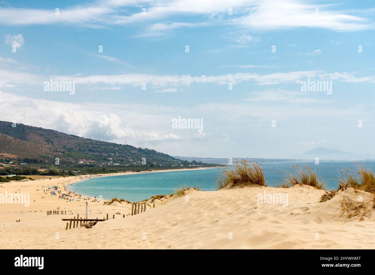 Vista panoramica di Tarifa - Cadiz - dune di sabbia alla spiaggia di Punta Paloma. Mediterraneo sullo sfondo Foto Stock