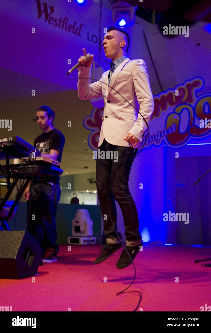 FrankMusik suona un concerto gratuito al Westfield Shopping Centre di Londra come parte di una serie di concerti estivi. Foto Stock