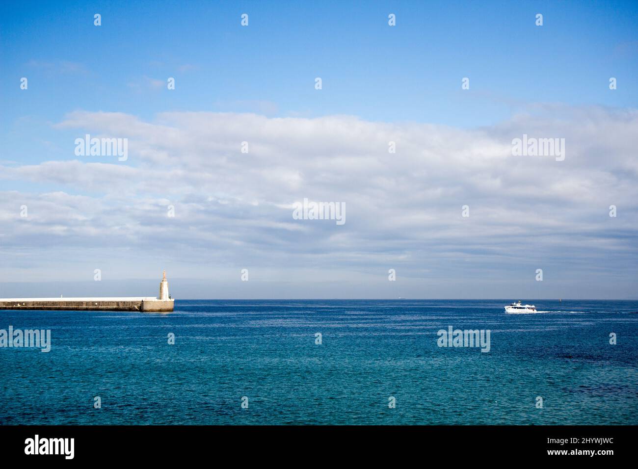 Barche che lasciano il porto di Tarifa, a sud della Spagna. Destinazione turistica, il punto più meridionale d'Europa Foto Stock