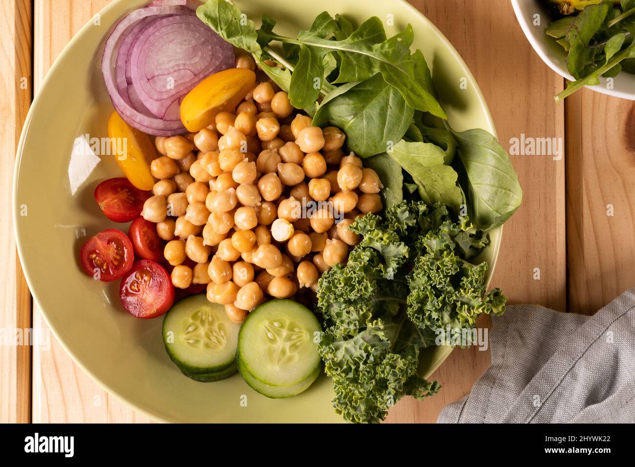 Vista dall'alto della colazione fresca e salutare in ciotola sul tavolo, spazio per fotocopie Foto Stock