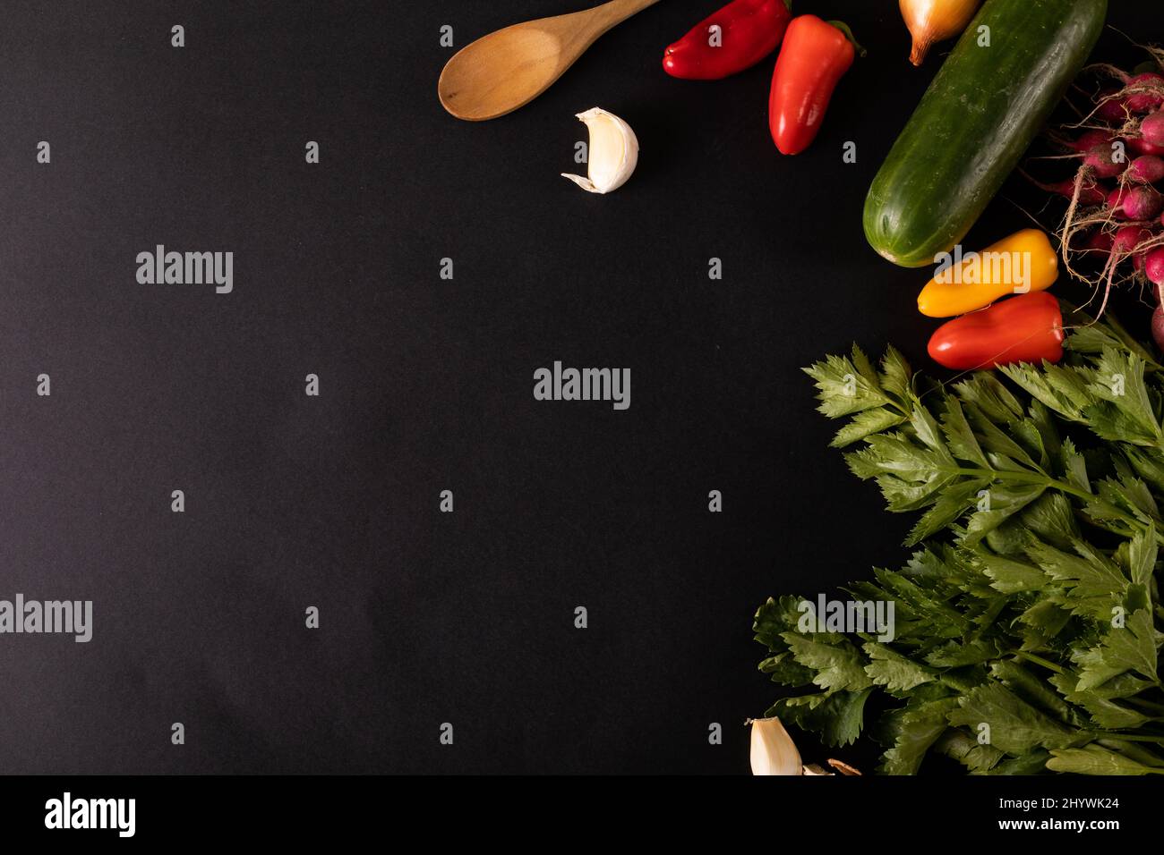 Vista dall'alto di verdure fresche e ingredienti su sfondo nero, spazio copia Foto Stock
