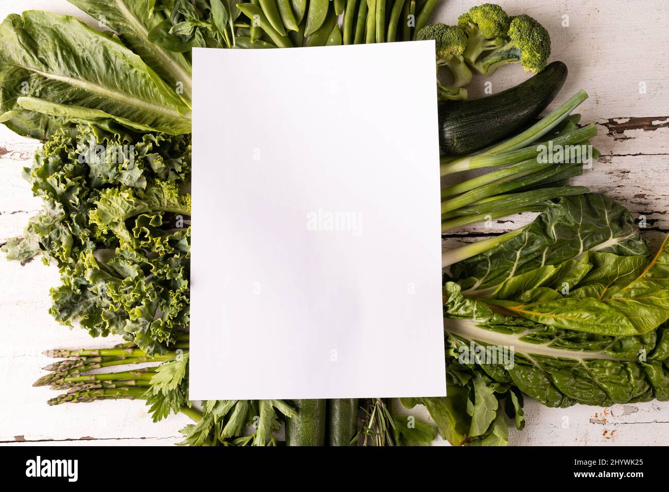Vista dall'alto di verdure fresche verdi su un tavolo bianco con spazio per la copia Foto Stock