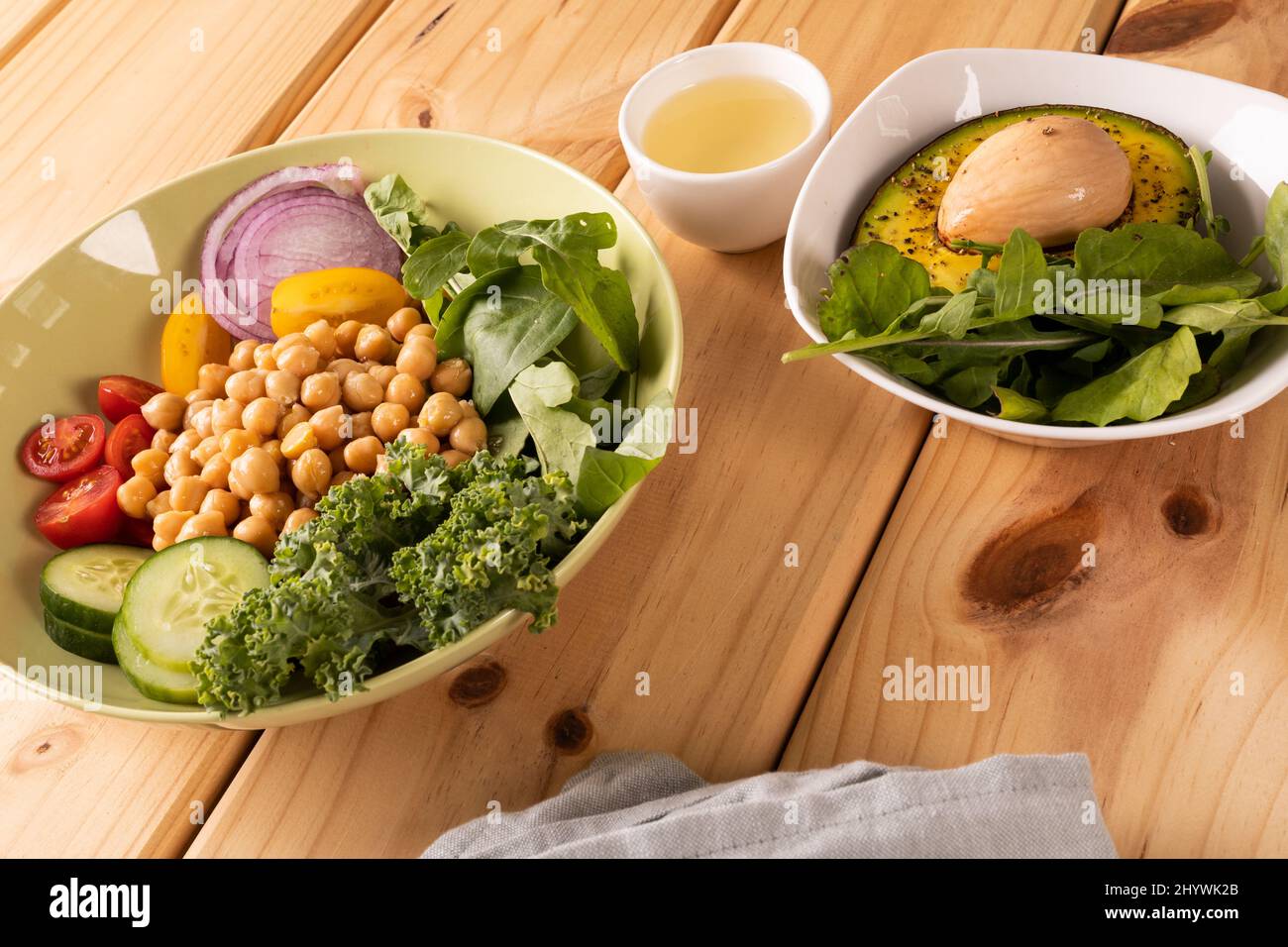 Vista ad angolo di una colazione fresca e salutare sul tavolo, spazio per fotocopie Foto Stock