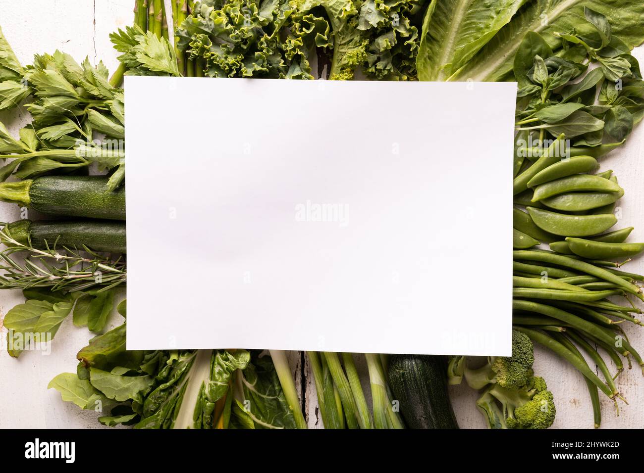 Vista dall'alto di varie verdure verdi su un tavolo bianco con spazio di copia Foto Stock