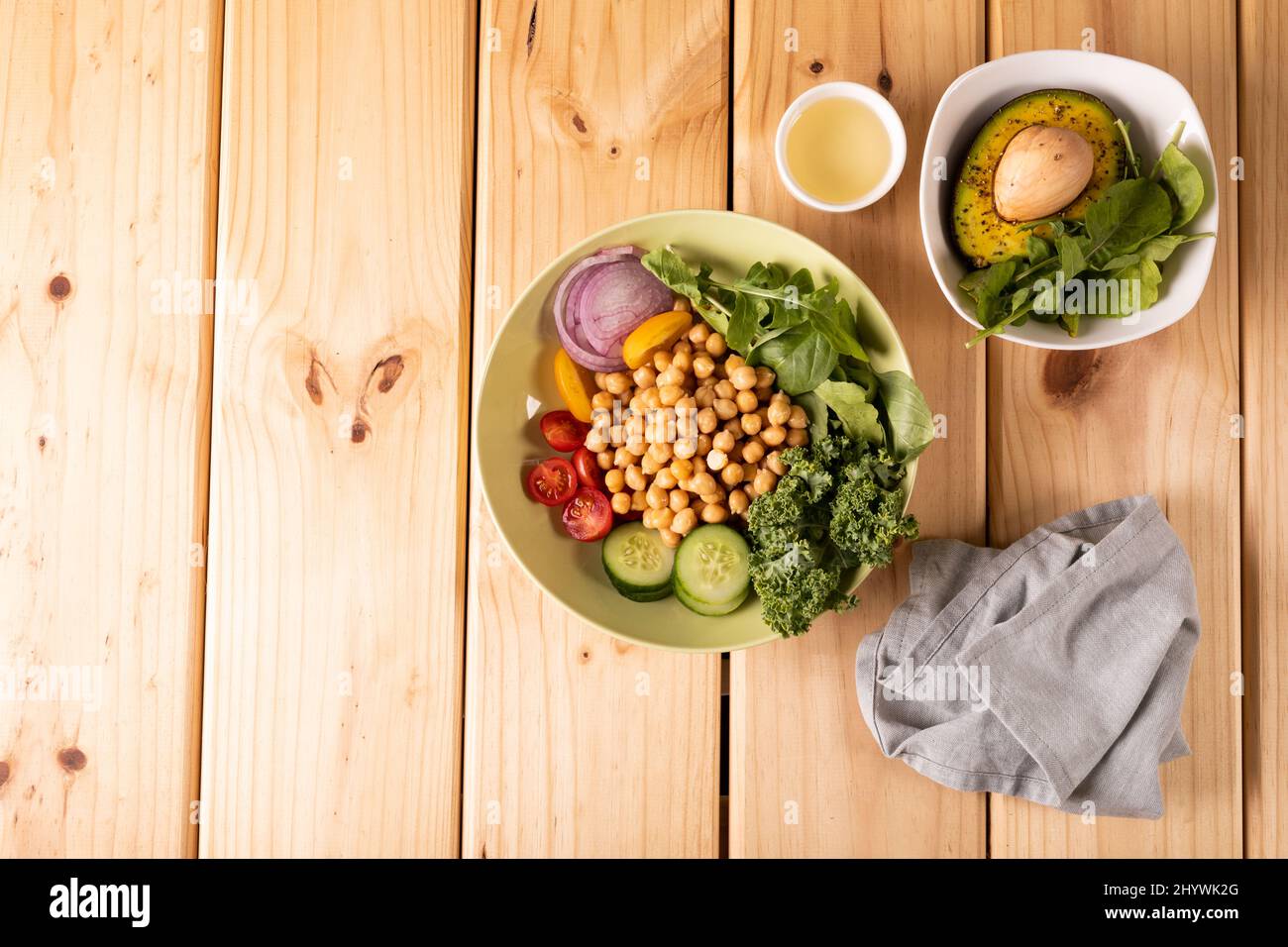 Vista dall'alto della colazione fresca e salutare su un tavolo di legno, spazio per fotocopie Foto Stock