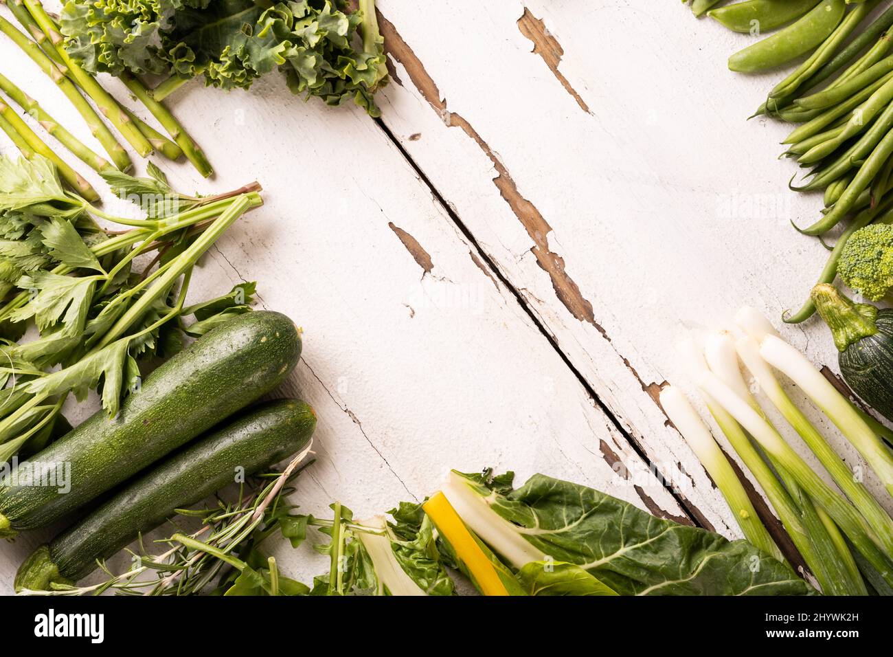 Vista dall'alto di verdure fresche verdi organiche su un tavolo bianco, spazio copia Foto Stock