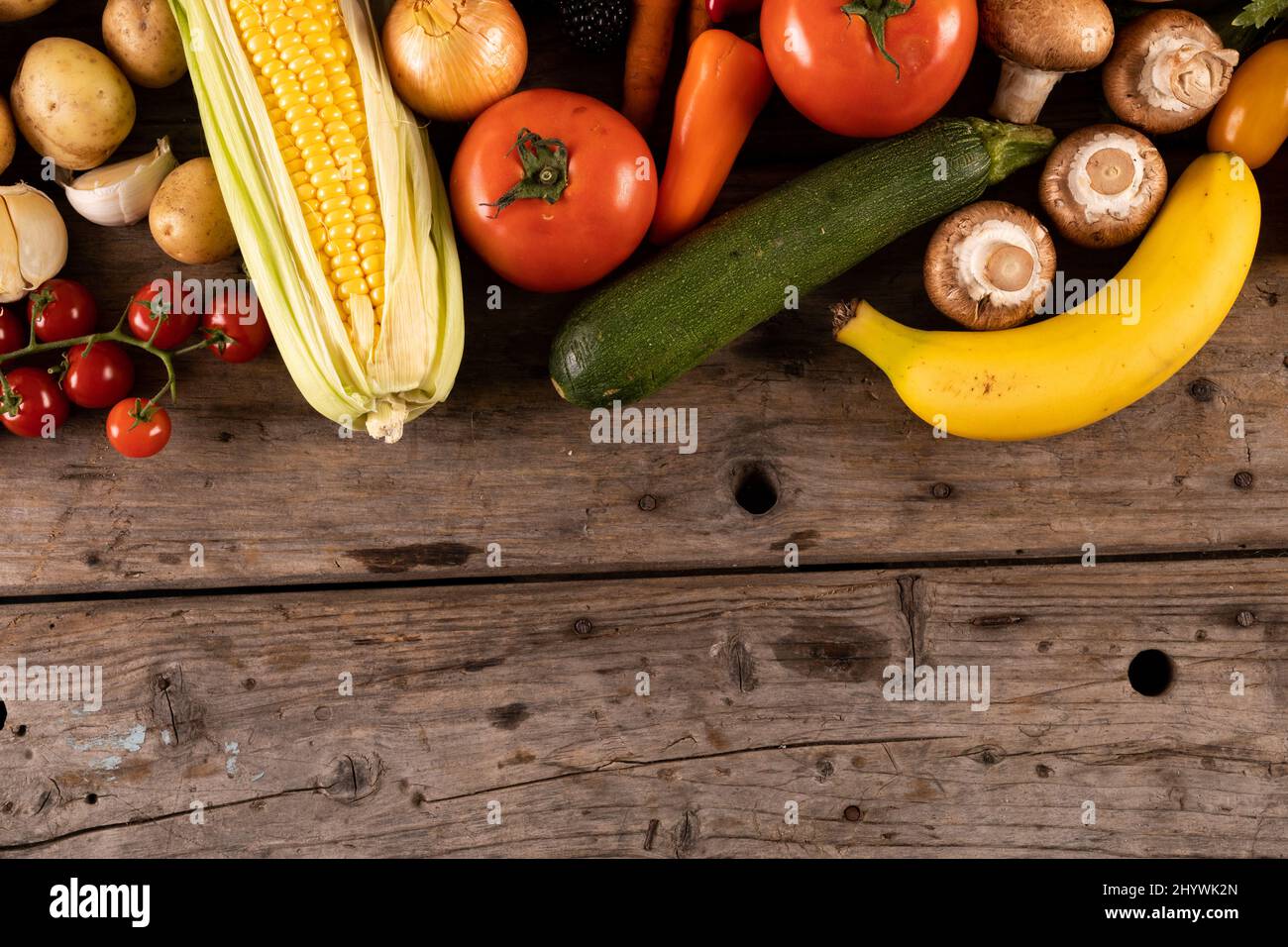 Vista dall'alto di verdure fresche biologiche sul tavolo, spazio copia Foto Stock