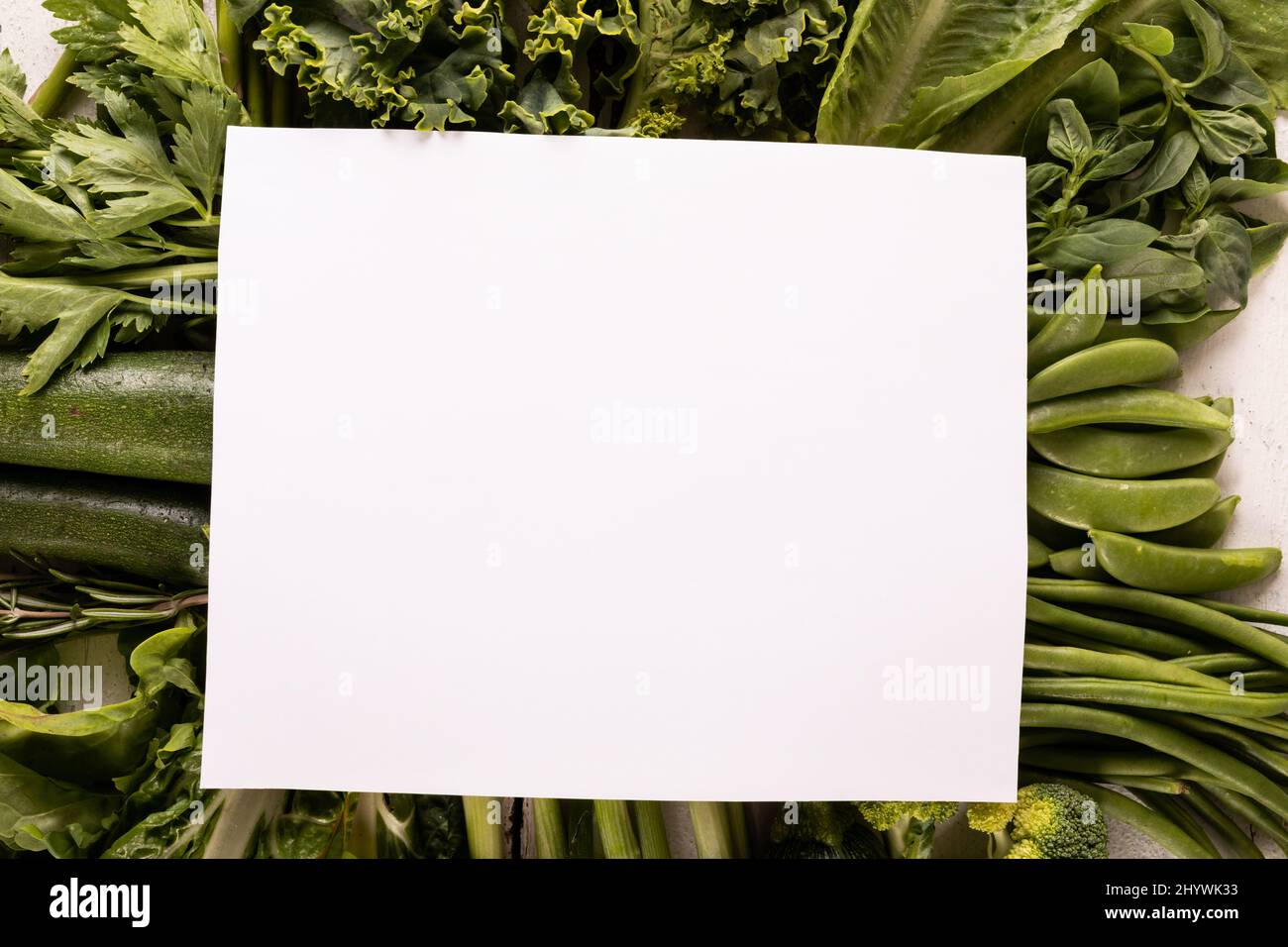 Vista dall'alto di verdure verdi fresche sul tavolo con spazio per la copia Foto Stock