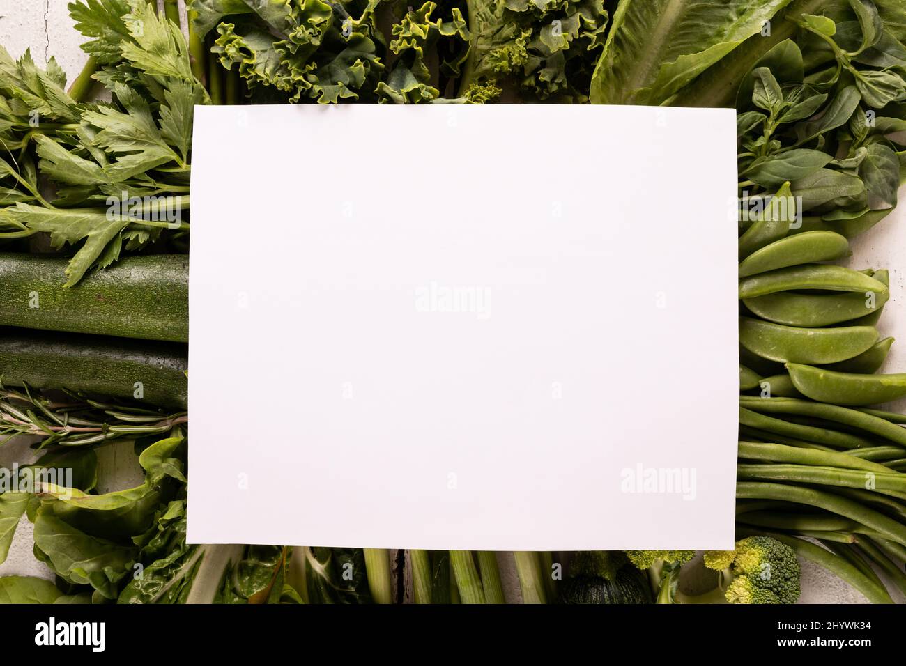 Direttamente sopra la dose di verdure fresche verdi sul tavolo con spazio copia Foto Stock