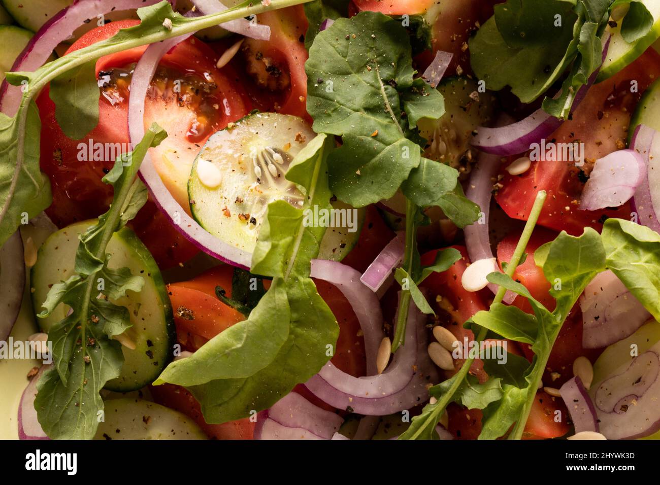 Fotogramma completo di insalata di verdure fresche e sane, spazio copia Foto Stock