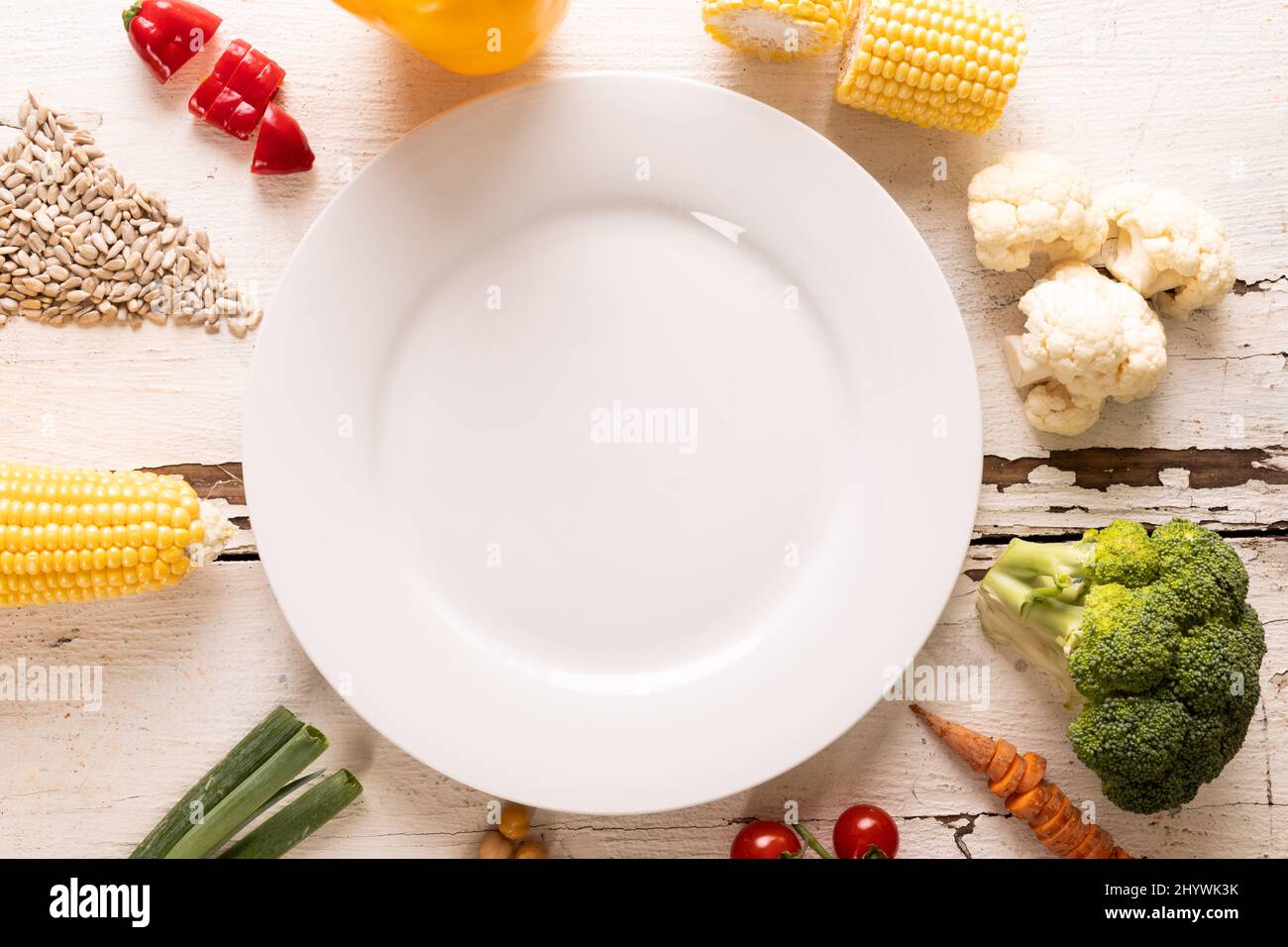 Direttamente sopra la dose di ingredienti disposti intorno alla piastra bianca vuota sul tavolo, spazio per la copia Foto Stock