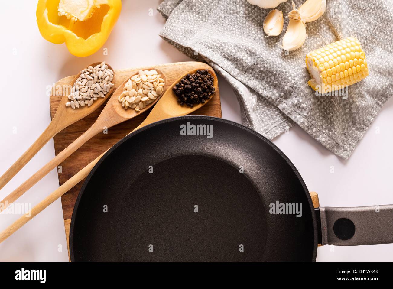 Vista dall'alto di vari ingredienti con pentola da cucina sul tavolo, spazio copia Foto Stock