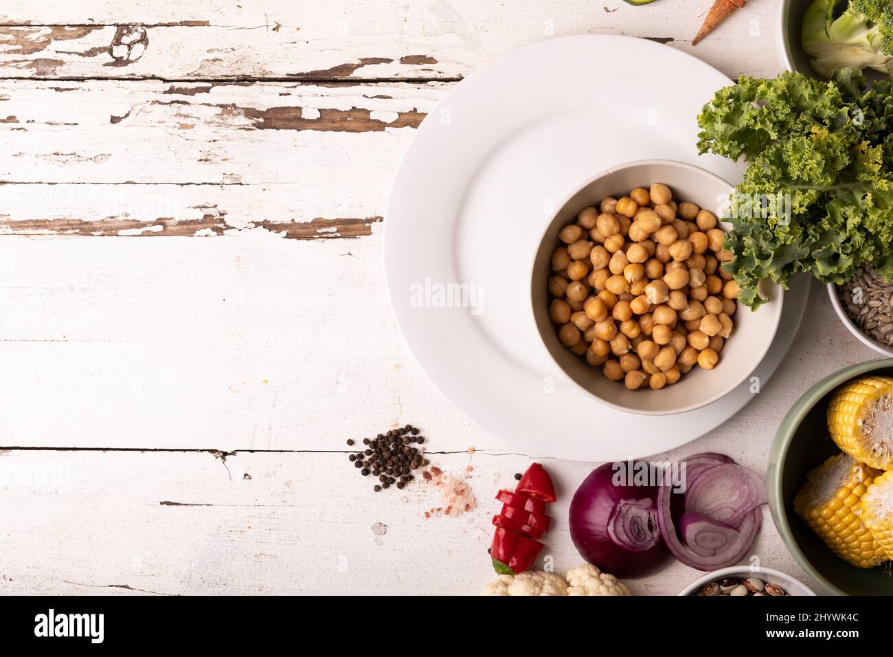 Direttamente sopra la dose di cibo sano e ingredienti su tavola bianca, spazio copia Foto Stock