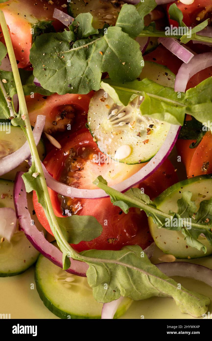 Fotogramma completo di insalata di verdure sane, spazio copia Foto Stock