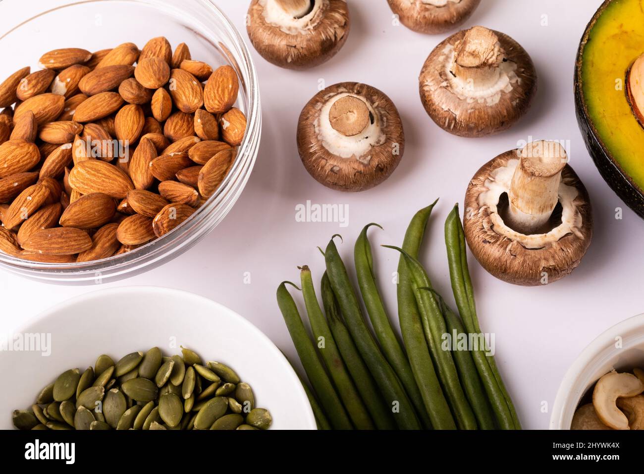 Vista ad angolo alto di vari alimenti sani e ingredienti disposti sul tavolo, spazio copia Foto Stock