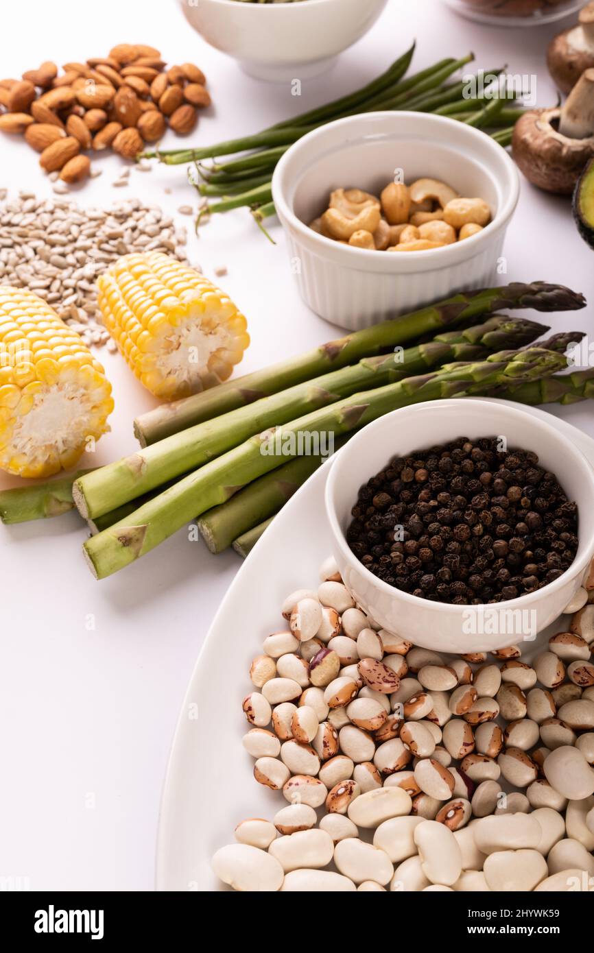 Vista ad angolo alto di vari alimenti sani con ingredienti disposti sul tavolo, spazio copia Foto Stock