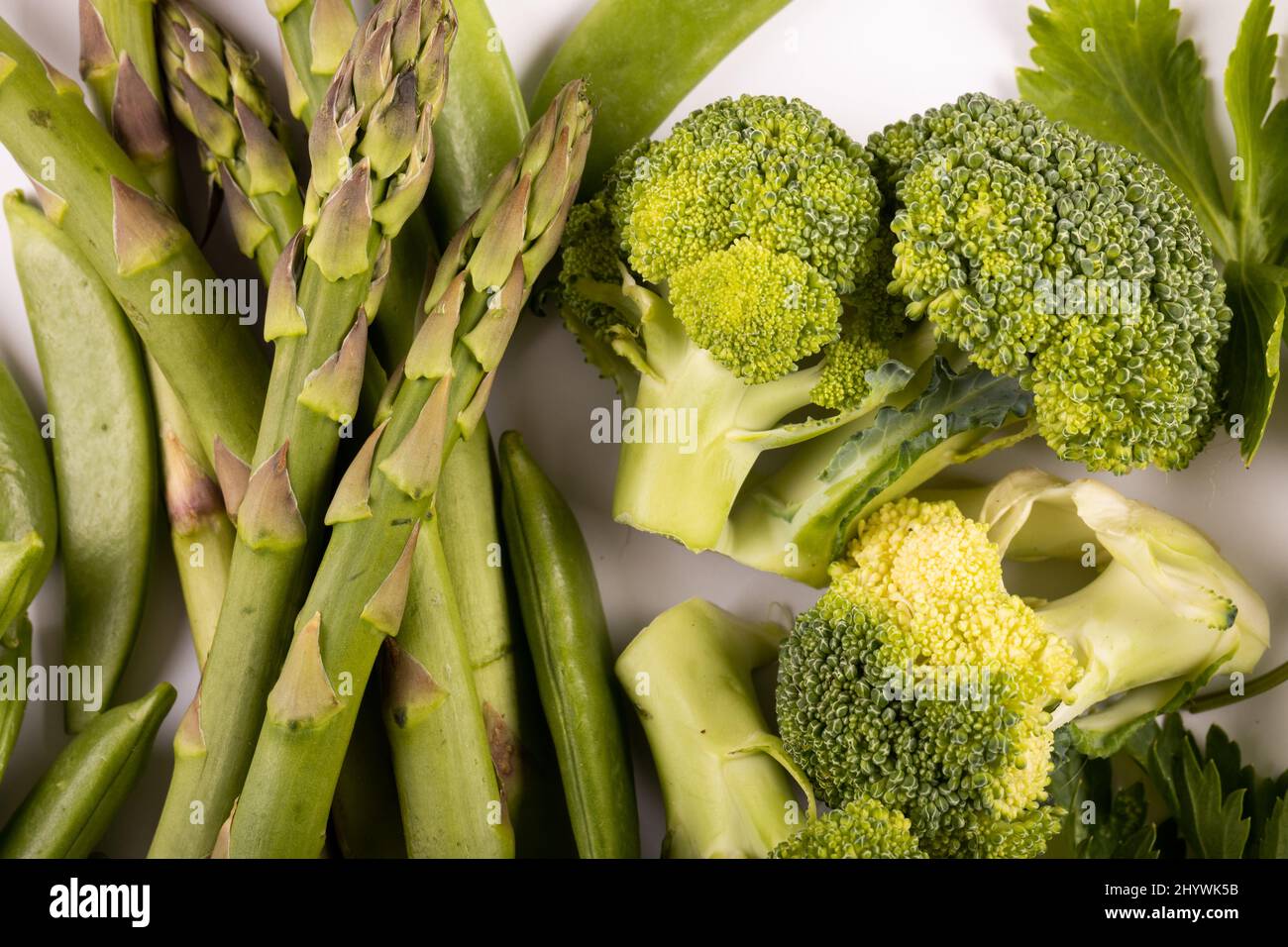 Fotogramma completo di varie verdure fresche organiche su sfondo bianco, spazio copia Foto Stock