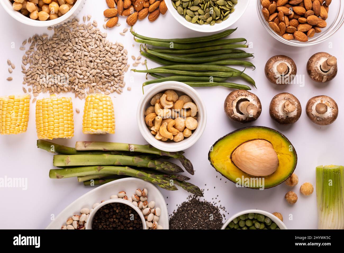 Vista dall'alto di cibi sani e ingredienti disposti su un tavolo bianco, spazio copia Foto Stock