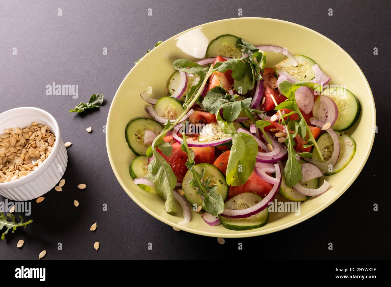 Vista ad angolo alto di insalata sana in ciotola su sfondo nero, spazio copia Foto Stock