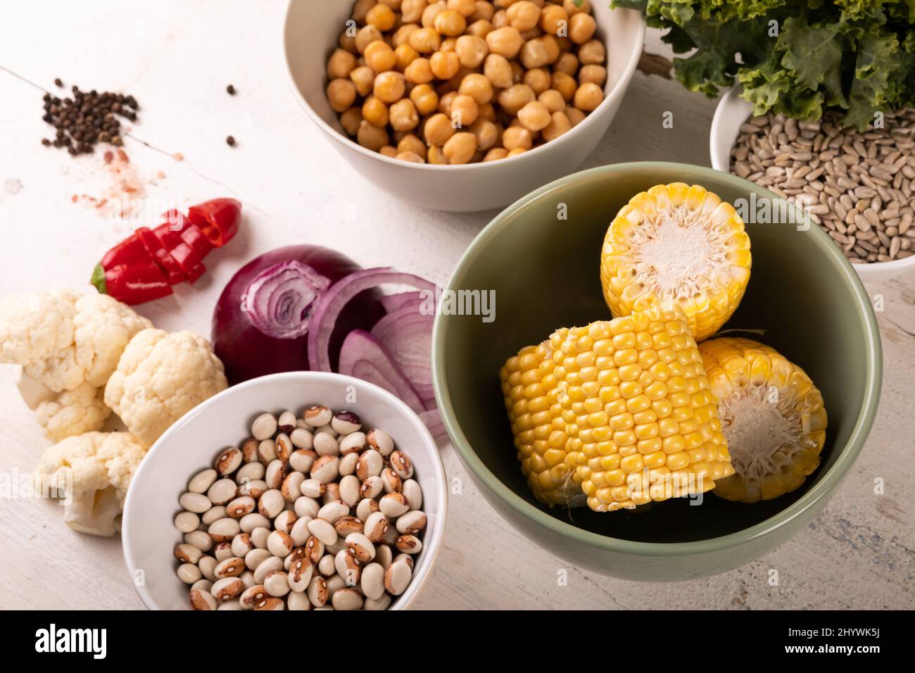 Vista ad alto angolo di cibi e ingredienti disposti sul tavolo, spazio per le copie Foto Stock