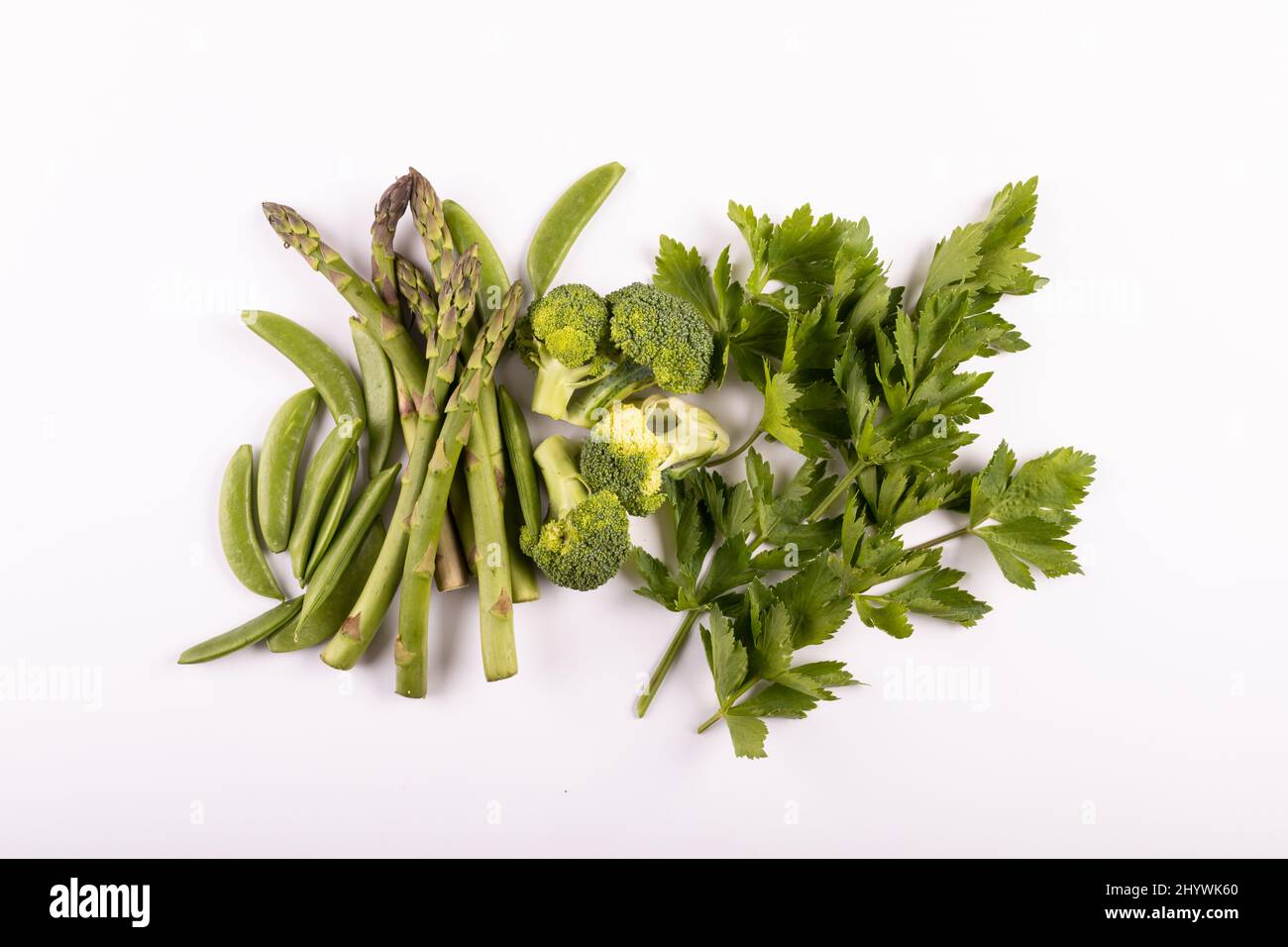 Vista dall'alto di varie verdure biologiche fresche su sfondo bianco, spazio copia Foto Stock