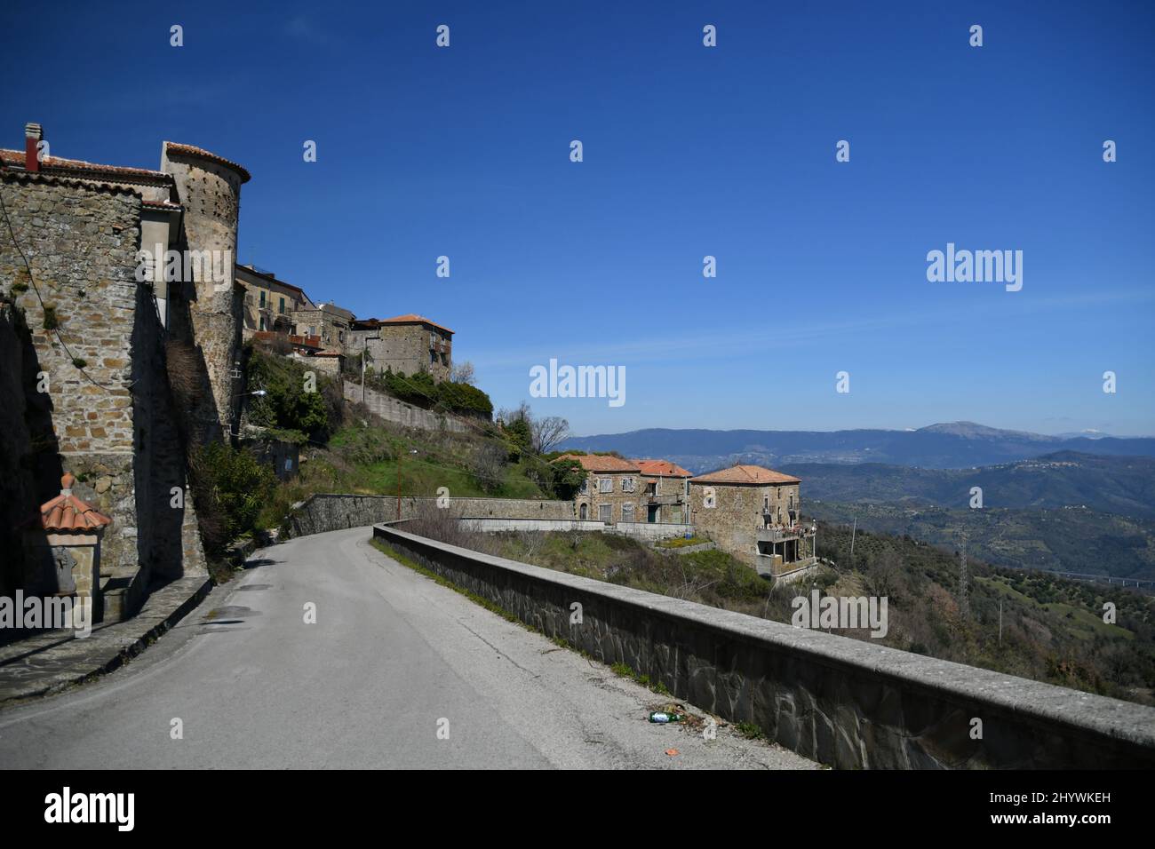 Una stradina tra le antiche case in pietra di Rocca Cilento, città in provincia di Salerno, Italia. Foto Stock