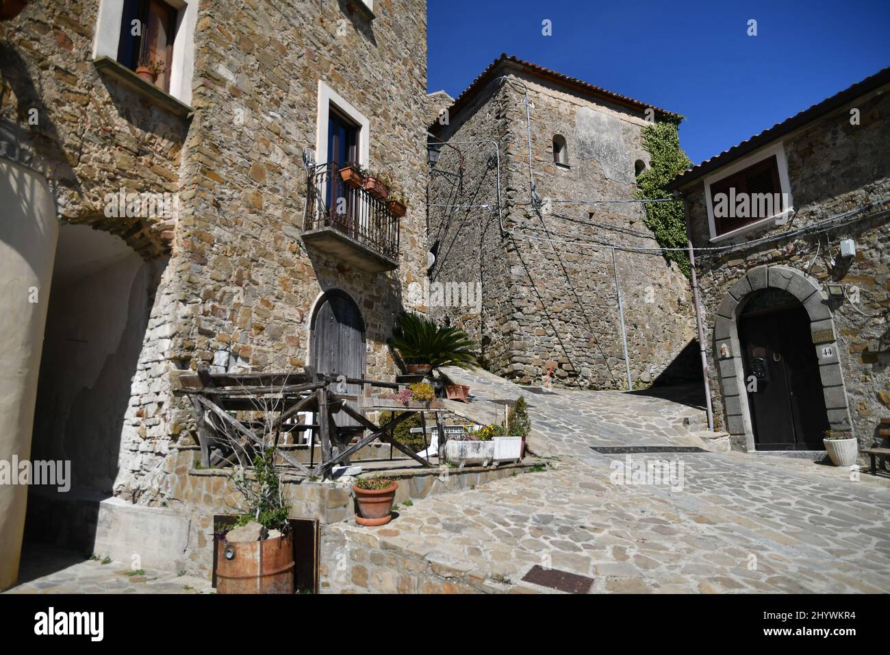 Una stradina tra le antiche case in pietra di Rocca Cilento, città in provincia di Salerno, Italia. Foto Stock