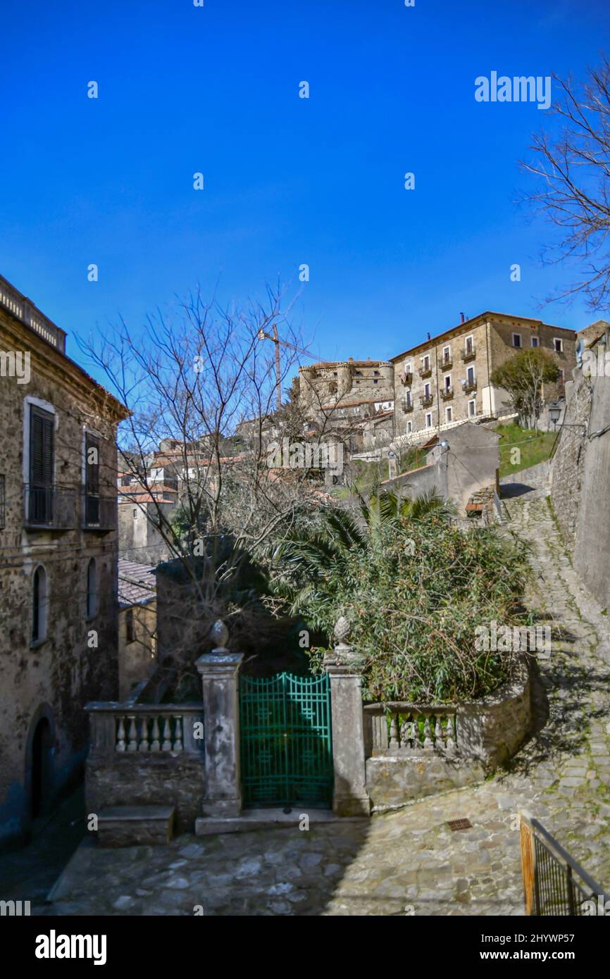 Una stradina tra le antiche case in pietra di Rocca Cilento, città in provincia di Salerno, Italia. Foto Stock