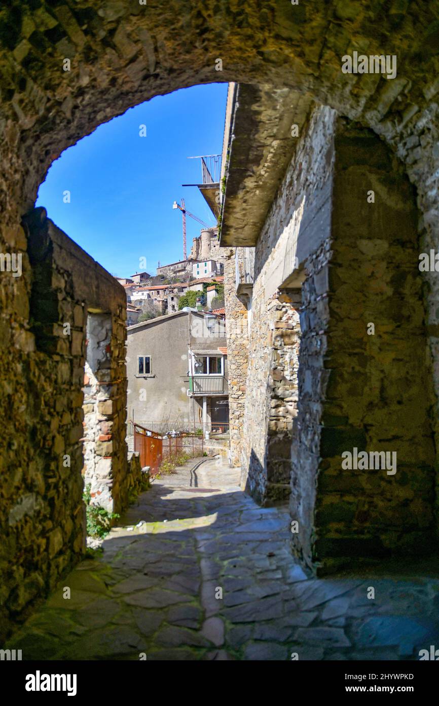 Una stradina tra le antiche case in pietra di Rocca Cilento, città in provincia di Salerno, Italia. Foto Stock