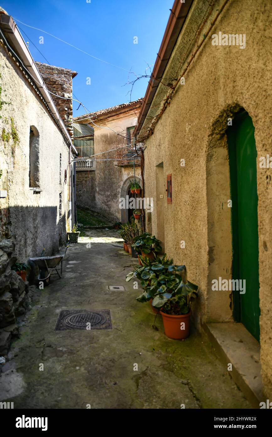 Una stradina tra le antiche case in pietra di Rocca Cilento, città in provincia di Salerno, Italia. Foto Stock