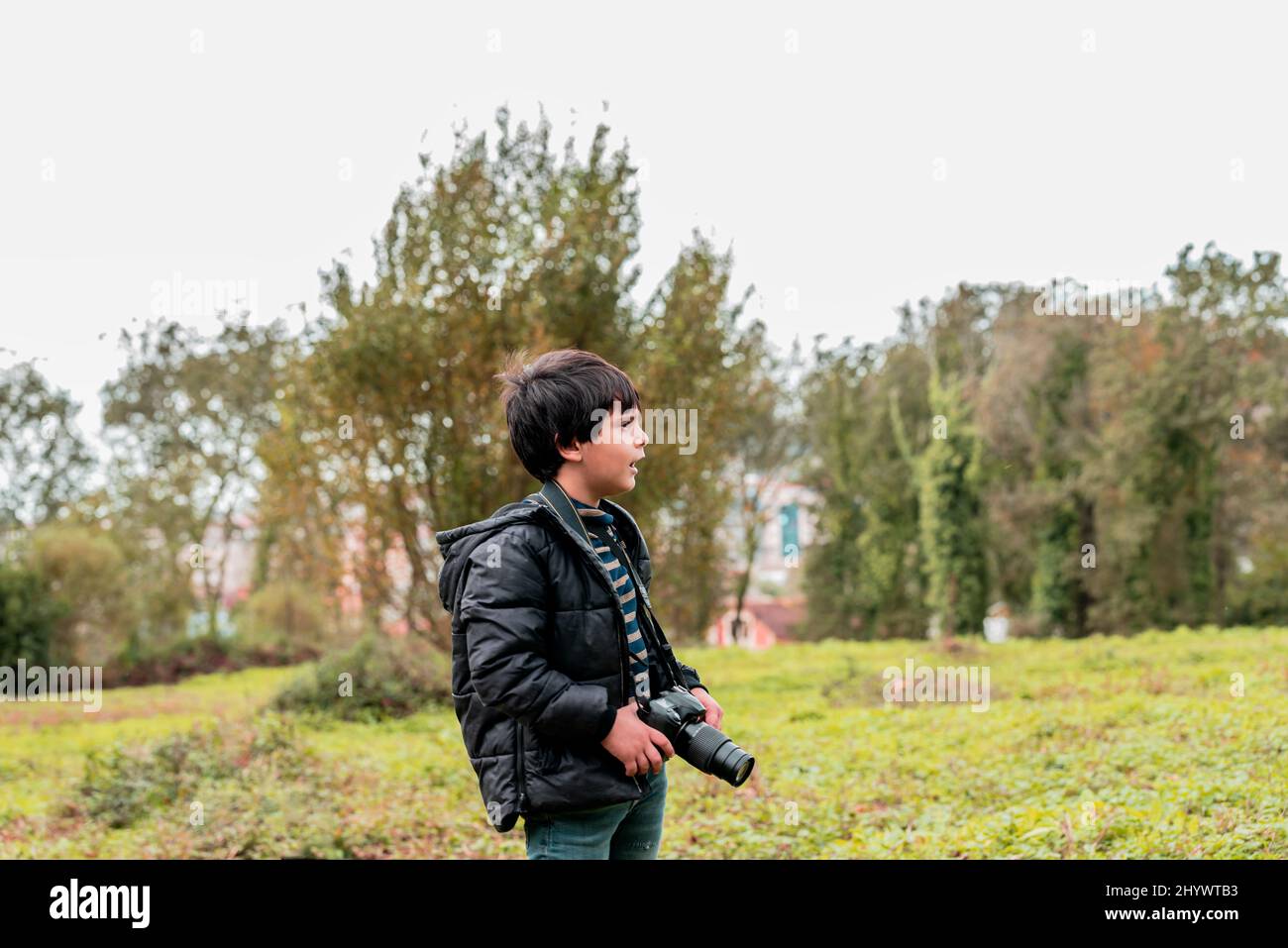 ritratto di un bambino fotografo nel bosco Foto Stock