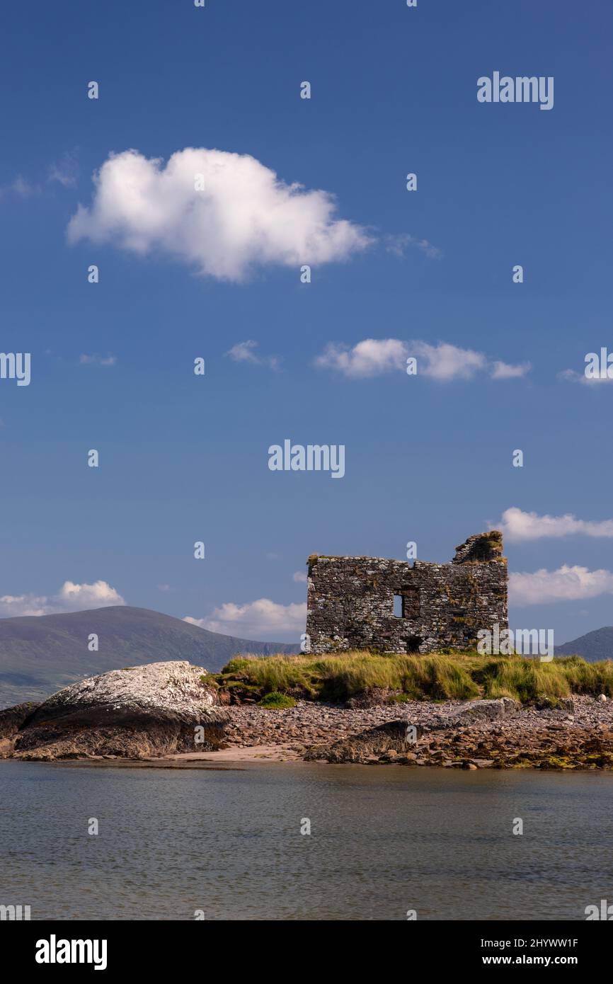 Le rovine del castello di Ballinskelligs sulla costa atlantica della contea di Kerry, Irlanda Foto Stock