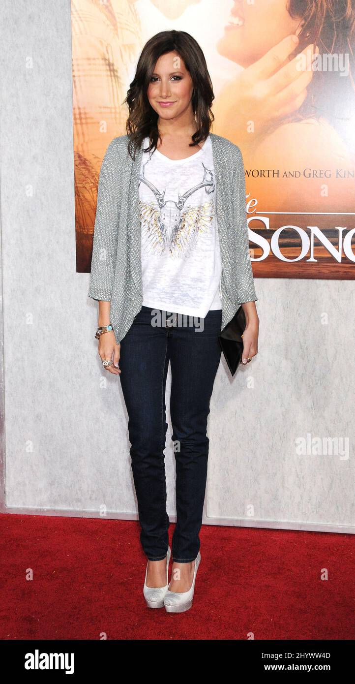Ashley Tisdale alla prima mondiale 'The Last Song', tenutasi all'ARCLIGHT Hollywood Cinema di Hollywood. Foto Stock