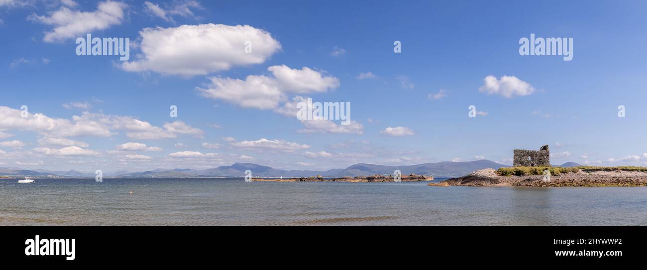 Le rovine del castello di Ballinskelligs sulla costa atlantica della contea di Kerry, Irlanda Foto Stock