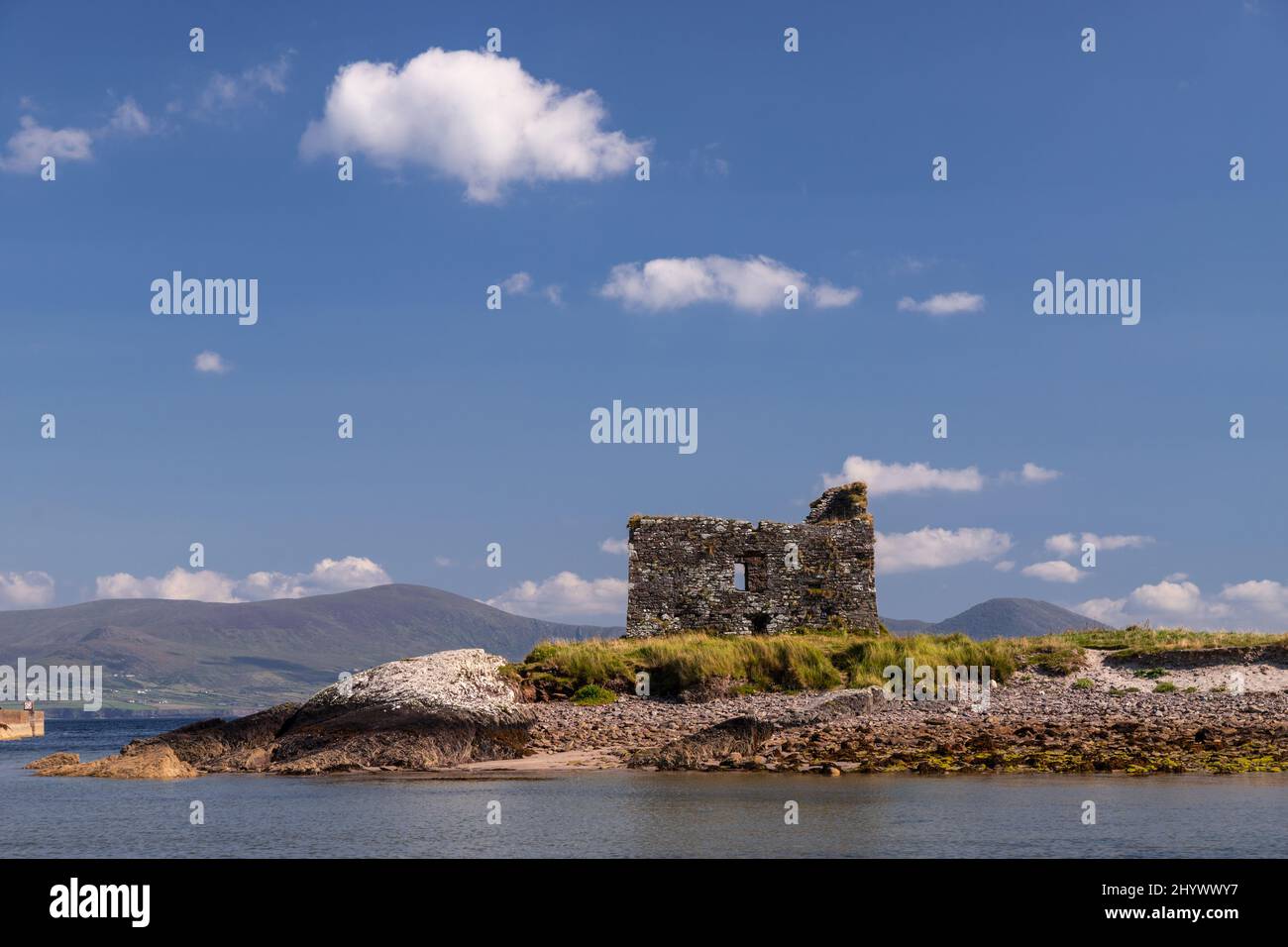 Le rovine del castello di Ballinskelligs sulla costa atlantica della contea di Kerry, Irlanda Foto Stock