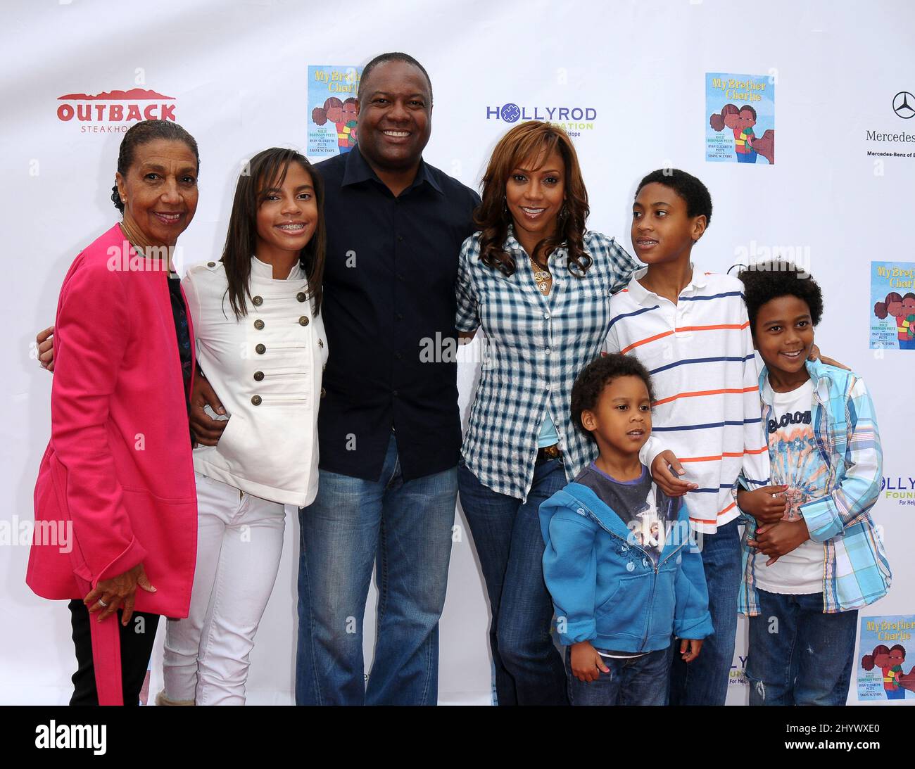 Holly Robinson Peete e Rodney Peete con la famiglia al primo 'My Brother Charlie Family Festival', che si tiene presso Culver Studios, California. Foto Stock