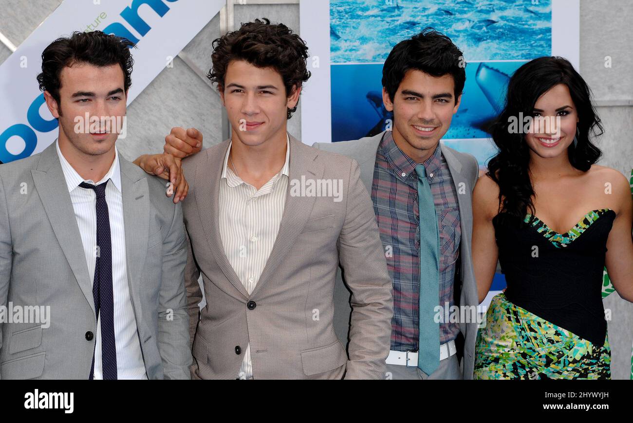 Kevin Jonas, Nick Jonas, Joe Jonas e Demi Lovato al 'Oceans' Premiere tenuto al Teatro El Capitan, Los Angeles Foto Stock