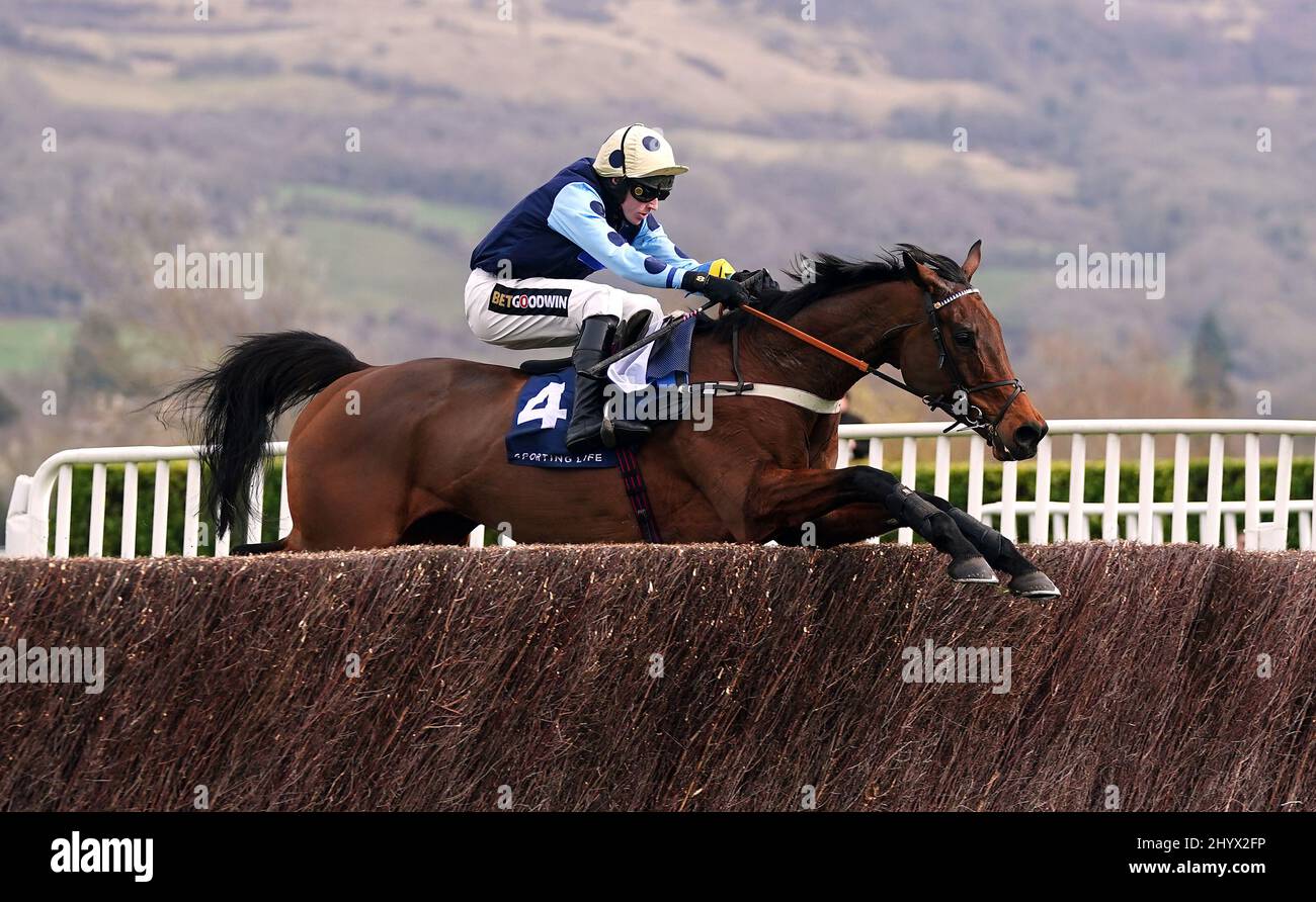 Edwardstone guidato dal jockey Tom Cannon cancella una recinzione sulla strada per vincere lo Sporting Life Arkle Challenge Trophy Novices' Chase durante il giorno uno del Cheltenham Festival all'ippodromo di Cheltenham. Data foto: Martedì 15 marzo 2022. Foto Stock