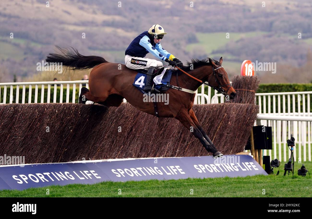 Edwardstone guidato dal jockey Tom Cannon cancella una recinzione sulla strada per vincere lo Sporting Life Arkle Challenge Trophy Novices' Chase durante il giorno uno del Cheltenham Festival all'ippodromo di Cheltenham. Data foto: Martedì 15 marzo 2022. Foto Stock