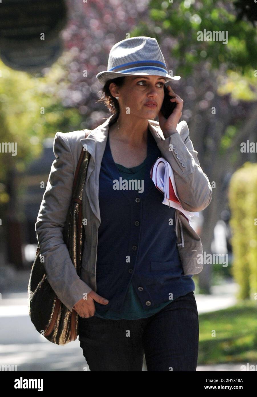 Carla Gugino ha visto parlare al telefono in giro per la città, West Hollywood. Foto Stock