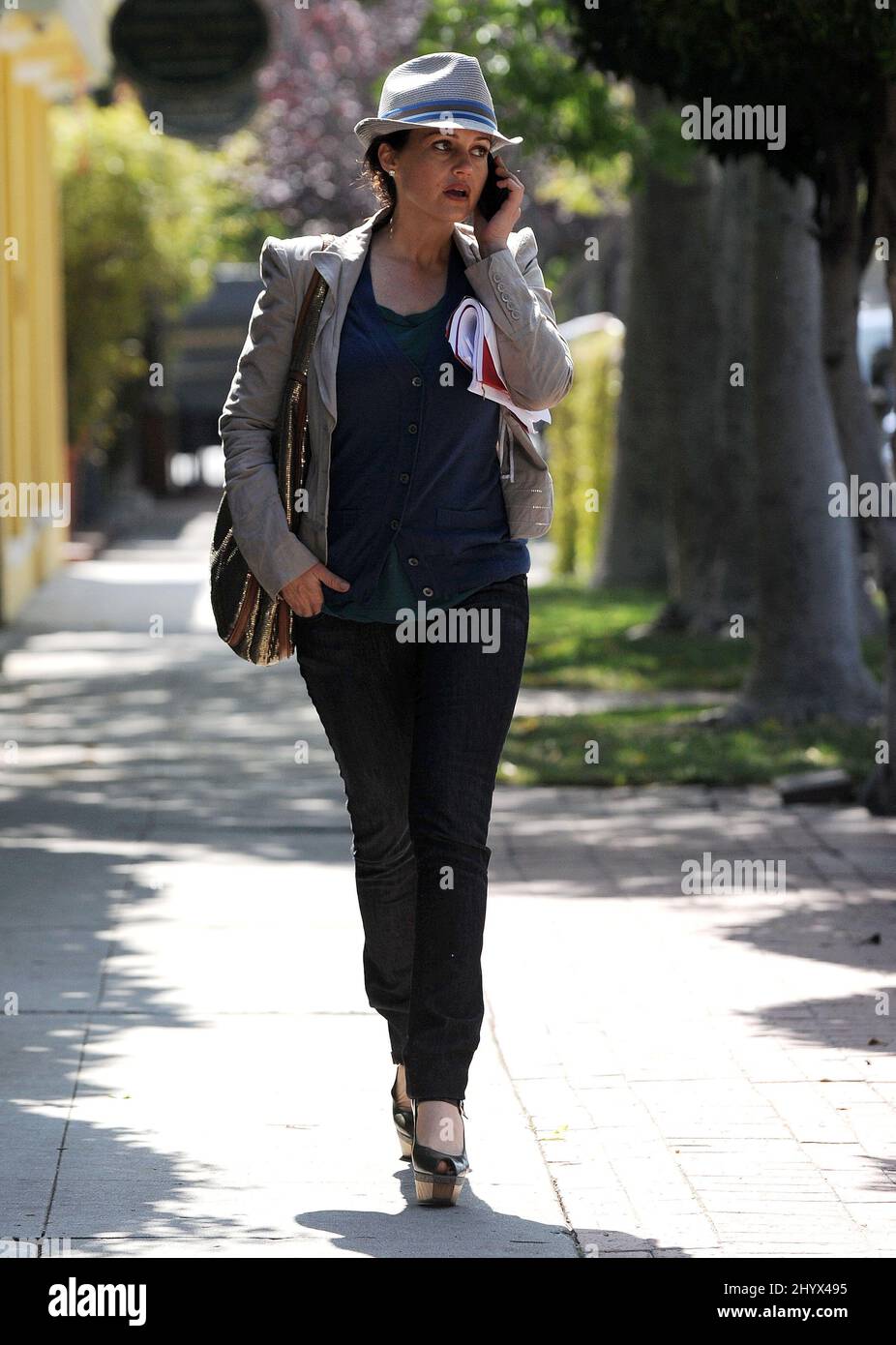 Carla Gugino ha visto parlare al telefono in giro per la città, West Hollywood. Foto Stock