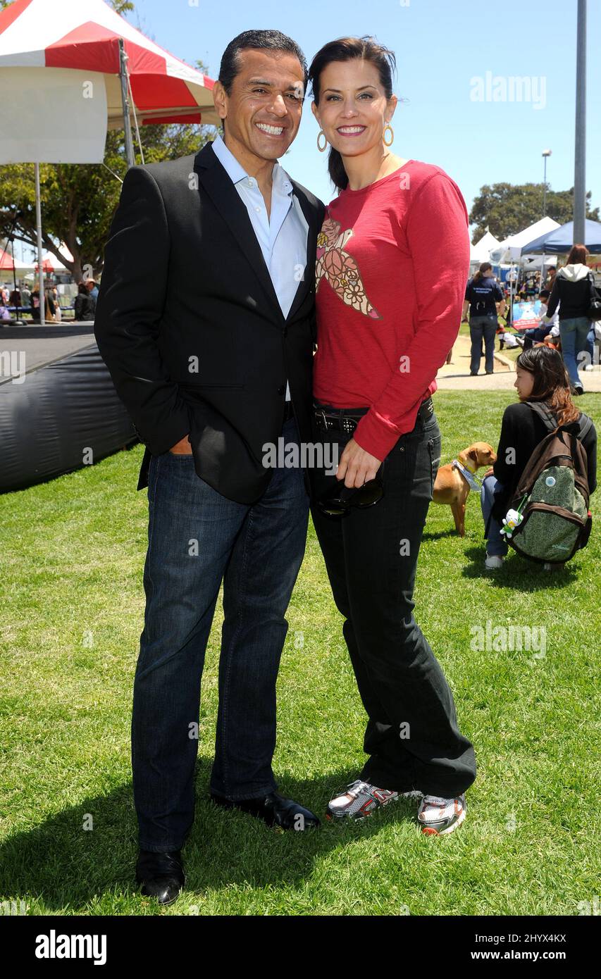 LA Mayor Antonio Villaraigosa e Lu Parker durante il festival primaverile "Best Friends" dell'adozione degli animali domestici che si tiene a Westchester Park, California Foto Stock