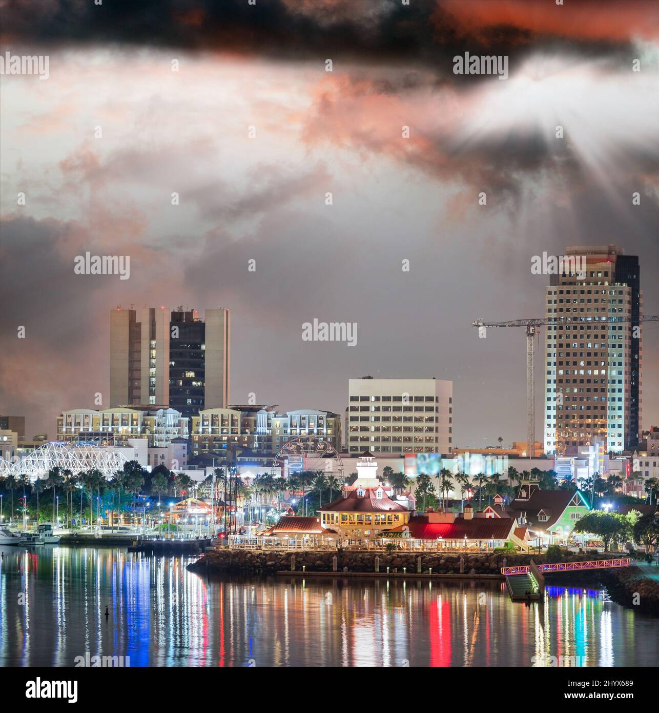 San Diego al crepuscolo, vista dal porto della città. Foto Stock