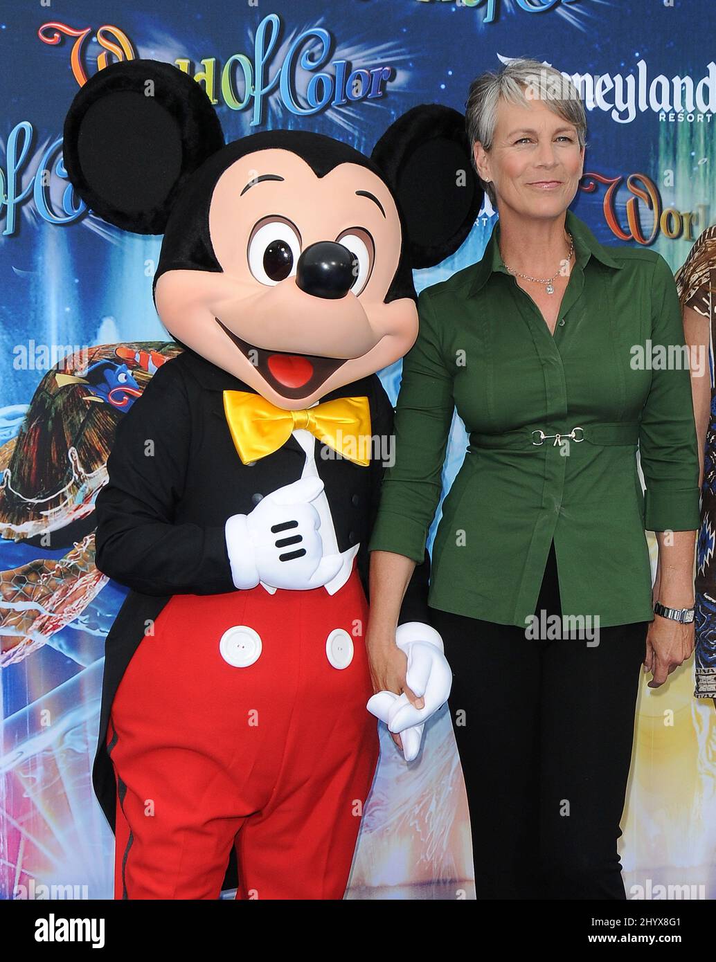 Mickey mouse e Jamie Lee Curtis durante il 'World of Color' di Disney, una spettacolare acqua notturna al Disneyland Resort, Florida Foto Stock