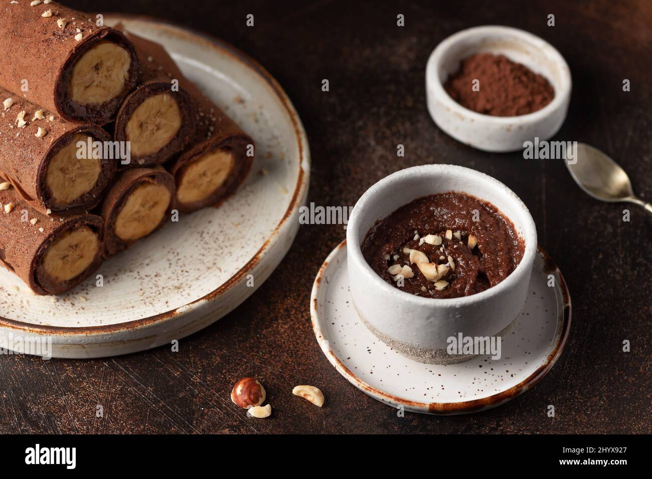 cioccolato a base di nocciole, cacao e latte vegetale Foto Stock