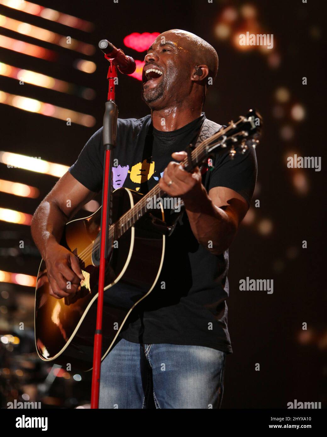 Darius Rucker suona dal vivo al CMA Music Festival 2010 che si tiene presso il LP Field di Nashville, USA. Foto Stock
