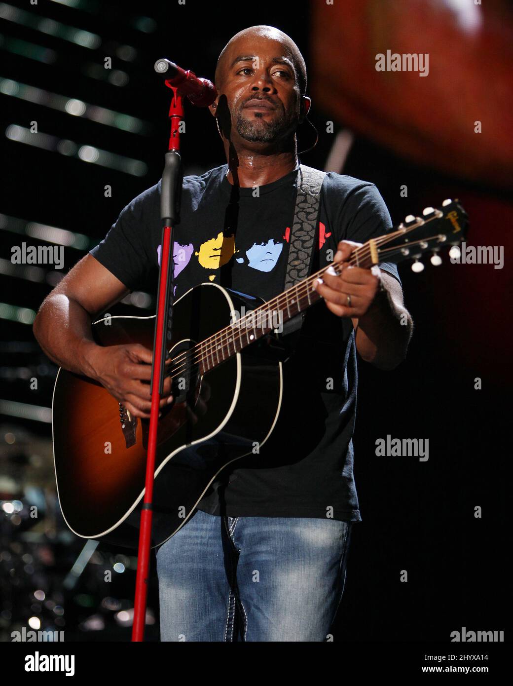 Darius Rucker suona dal vivo al CMA Music Festival 2010 che si tiene presso il LP Field di Nashville, USA. Foto Stock